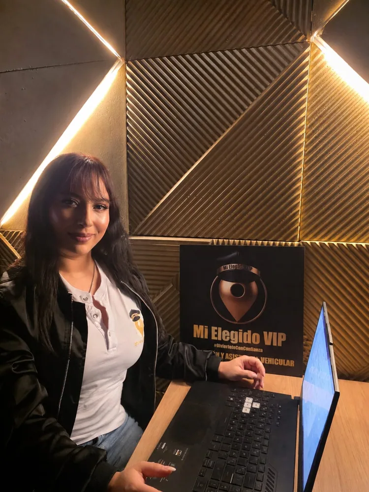 Integrante del equipo de coordinación de Mi Elegido VIP en su puesto de trabajo