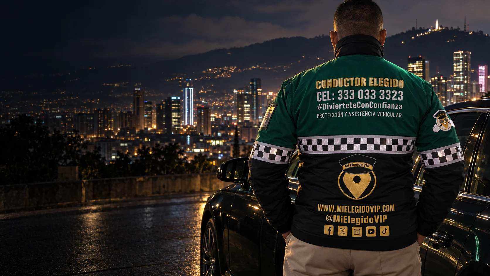 Conductor elegido con la chaqueta verde y negra de Mi Elegido VIP, teléfono 333 033 3323, frente a Bogotá de noche