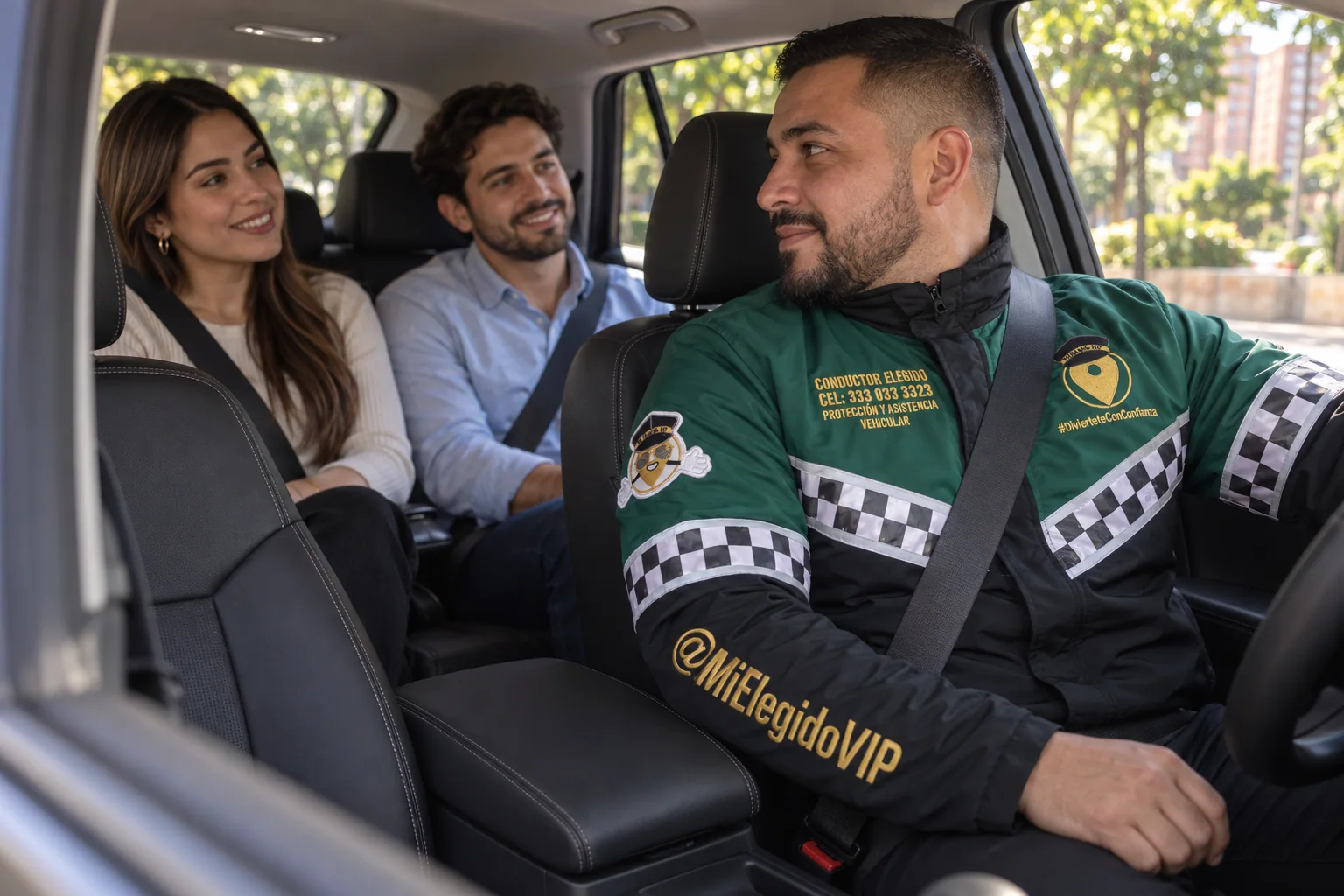 Profesional con uniforme de conductor elegido de Mi Elegido VIP atendiendo a pasajeros en un auto con conductor en Medellín