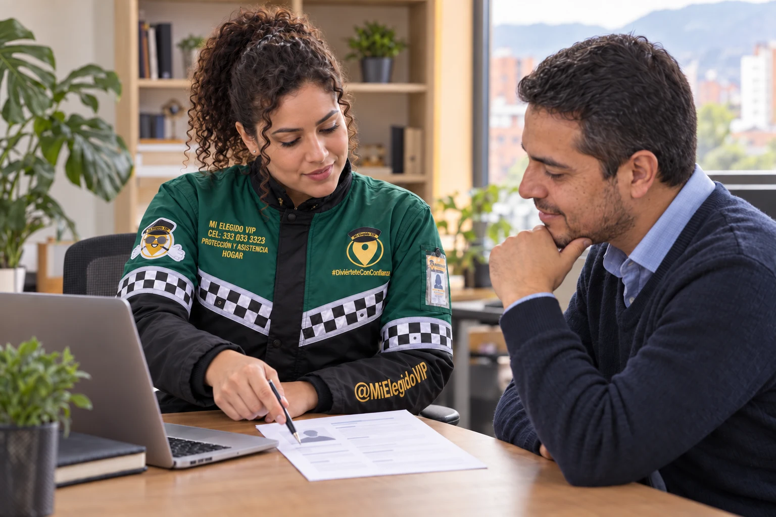Asesora con uniforme Mi Elegido VIP Hogar revisando una hoja de vida junto a un usuario