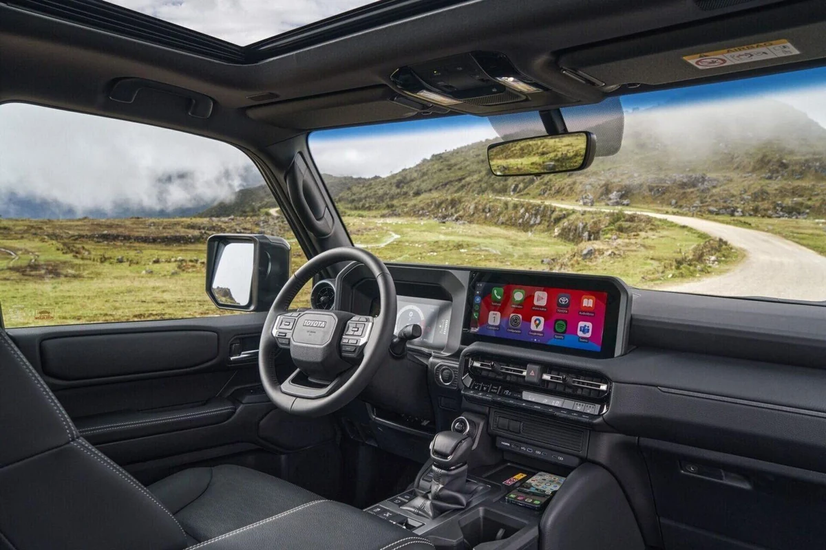 Tablero y primera fila de Toyota Prado sin blindaje en el portafolio de Mi Elegido VIP
